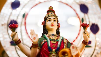 महालक्ष्मी योग: दिवाली पर लक्ष्मी-पूजन के 6 शुभ मुहूर्त, पूजा सामग्री और विधि जानें