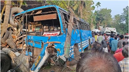 പത്തനംതിട്ടയില് സ്വകാര്യ ബസ് മറിഞ്ഞ് അപകടം; പത്തിലേറെ പേർക്ക് പരിക്ക്