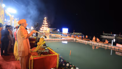 Over 1,100 Vedacharyas join CM Yogi for grand Saryu aarti at Deepotsav (PHOTOS)