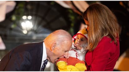 കോഴിയെ പോലെ വസ്ത്രം ധരിച്ച പിഞ്ചുകുഞ്ഞിനെ 'കടിച്ചു'; ജോ ബൈഡന് വിമർശനം