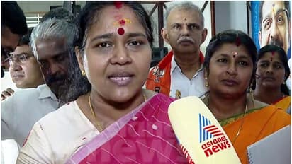 ഫ്ലക്സ് കത്തിച്ചാൽ എന്നെ ഇല്ലാതാക്കാൻ പറ്റില്ലെന്ന് ശോഭ സുരേന്ദ്രൻ; 'അതിന് ലൈസൻസുള്ള തോക്ക് വാങ്ങേണ്ടി വരും'