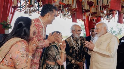 ವಜ್ರ ವ್ಯಾಪಾರಿ ಪುತ್ರನ ಮದುವೆಯಲ್ಲಿ ಪ್ರಧಾನಿ ಭಾಗಿ, ಮೋದಿ ಉಡುಗೆ ಮೇಲೆ ಎಲ್ಲರ ಕಣ್ಣು!