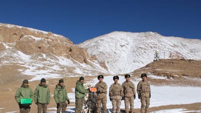 ലഡാക്കിലെ സൈനിക പിന്മാറ്റത്തിന് പിന്നാലെ ദീപാവലി മധുരം സമ്മാനിച്ച് ഇന്ത്യയും ചൈനയും; ചിത്രങ്ങള്‍ കാണാം