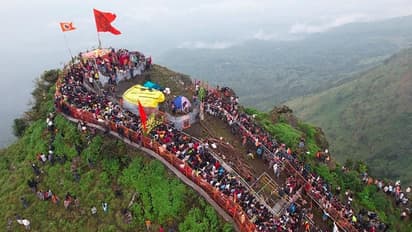 ಚಿಕ್ಕಮಗಳೂರು: ದೇವಿರಮ್ಮ ಜಾತ್ರಾ ಮಹೋತ್ಸವಕ್ಕೆ ವರುಣ ಅಡ್ಡಿ,  ಮಣ್ಣು ಜಾರಿದ್ರೂ ಬೆಟ್ಟವನ್ನೇರಿದ ಭಕ್ತರು!