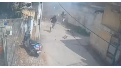 प्याज बम का कहर: स्कूटर सवार की मौत, 5 घायल