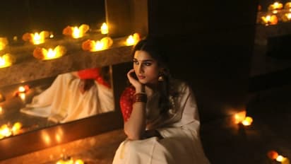 ದೇಸಿ ಅವತಾರದಲ್ಲಿ ದೀಪಾವಳಿಗೆ ಶುಭ ಕೋರಿದ ಕಾಟೇರ ಬೆಡಗಿ… ನಟಿಯ ಅಂದಕ್ಕೆ ಮನಸೋತ ಫ್ಯಾನ್ಸ್