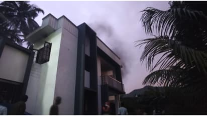 ആദ്യം സ്റ്റെബിലൈസർ കത്തി, പിന്നാലെ വൻ പുക! കാംകോ ജംഗ്ഷനിലെ വീട്ടിലടിച്ച ഇടിമിന്നലിൽ പരിഭ്രാന്തരായി നാട്ടുകാരും