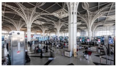 വിമാനത്തിൽ നിന്ന് ഇറങ്ങുന്നതിനിടെ സ്റ്റെപ്പ് ലാഡറില് നിന്ന് വഴുതിവീണ് യാത്രക്കാരി മരിച്ചു