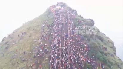 കർണാടകത്തിൽ ക്ഷേത്രത്തിൽ അപകടം; മലമുകളിലേക്ക് കയറിയവർ വഴുതി താഴേക്ക് വീണു, നിരവധി തീർത്ഥാടകർക്ക് പരിക്ക്