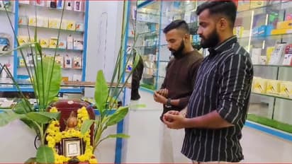 ಪುರೋಹಿತರನ್ನು ಕರೆಯಿಸಿ ಮುಸ್ಲಿಂ ಯುವಕನಿಂದ ಲಕ್ಷ್ಮೀ ಪೂಜೆ!