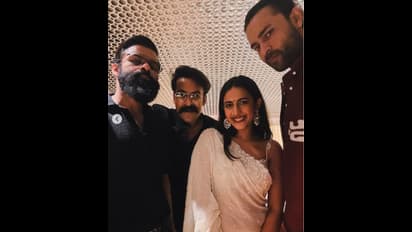 దీపావళి సెలెబ్రేషన్స్ లో మెగా హీరోలంతా ఒక్క చోట.. అల్లు అర్జున్ తప్ప, వైరల్ ఫొటోస్ 