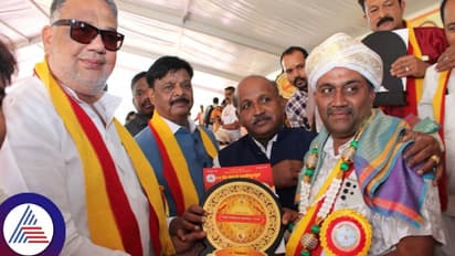 ಸುವರ್ಣ ನ್ಯೂಸ್ ನವೀನ್ಗೆ ರಾಜ್ಯೋತ್ಸವ ಪ್ರಶಸ್ತಿ: ಫಲಕ ಕೊಟ್ಟು ಗೌರವಿಸಿದ ಸಚಿವ ಮಹದೇವಪ್ಪ