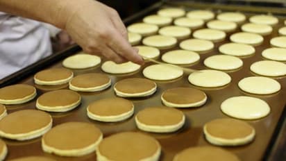 ഭാര്യക്ക് സ്തനാർബുദം, പാൻകേക്ക് വില്പനയ്ക്കിറങ്ങി ഭർത്താവ്, വിദ്യാർത്ഥികൾ ചെയ്തത് കണ്ടോ? കയ്യടിച്ച് ജനങ്ങൾ