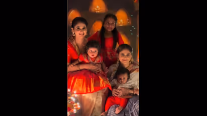  ದೀಪಾವಳಿ ಫೋಟೋಶೂಟ್ ಮಾಡಿದ  ಕಾವ್ಯಾ ಗೌಡ; ಪುಟ್ಟ ಮಗುವಿಗೂ ಈಗಲೇ ಶೋಕಿ ಕಲಿಸಬೇಡಿ ಎಂದು ಕಾಲೆಳೆದ ನೆಟ್ಟಿಗರು! 