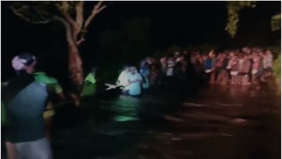 കൊടുംകാട്ടിലെ ക്ഷേത്ര ദര്ശനത്തിനിടെ മിന്നല്പ്രളയം; പാലം തകര്ന്നു, സ്ത്രീകളുള്പ്പെടെ 150 പേരെ രക്ഷിച്ചു