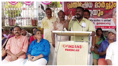 സിപിഎം പ്രതിഷേധ പരിപാടിയിൽ പങ്കെടുത്ത് പന്തളം ന​ഗരസഭയിലെ ബിജെപി കൗൺസിലർ