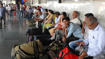 ಸ್ಟೇಶನ್‌ನಲ್ಲಿ TTE ಜೊತೆ ಮಾತನಾಡಿ ಟೆಕೆಟ್ ಇಲ್ಲದೇ ಪ್ರಯಾಣಿಸಬಹುದಾ? ರೈಲು ನಿಯಮದಲ್ಲೇನಿದೆ?