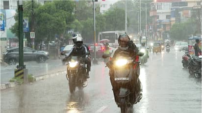 കാറ്റിന് 40 കി.മീ വേഗത, ഒപ്പം ഇടിമിന്നലും; ശക്തമായ മഴ വീണ്ടും; സംസ്ഥാനത്തെ ജില്ലകളിൽ മുന്നറിയിപ്പ് പുതുക്കി