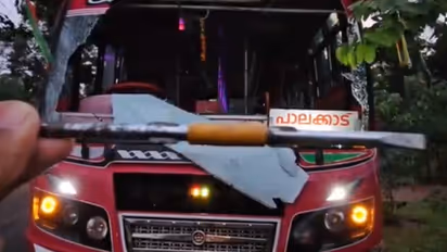 നമ്പറില്ലാത്ത ബൈക്ക്, വന്നത് അജ്ഞാതരായ 2 പേര്‍; പാലക്കാട് ബസിന് നേരെ എറിഞ്ഞത് സ്ക്രൂഡ്രൈവർ, ചില്ല് തകര്‍ന്നു 