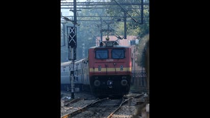 ട്രെയിനിൽ നിന്ന് വീണ് യുവതിക്ക് ദാരുണാന്ത്യം; അപകടം കുടുംബത്തിനൊപ്പം യാത്ര ചെയ്യുന്നതിനിടെ