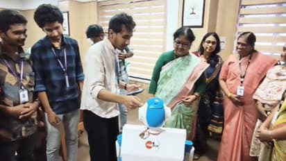 മലയാളവും ഇംഗ്ലീഷും സംസാരിക്കും, ചോദ്യങ്ങൾക്കെല്ലാം ഉത്തരവും റെഡി, മന്ത്രി ബിന്ദുവിനെ കാണാൻ എത്തിയ അതിഥി പൂപ്പി