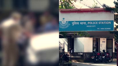 അർധരാത്രി സ്റ്റേഷനിലേക്ക് കോൾ; സ്ഥലത്തെത്തിയ പൊലീസുകാർക്കുനേരെ കല്ലേറും അസഭ്യവർഷവും, 12പേർക്കെതിരെ കേസ്