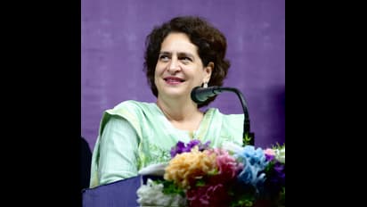 പ്രിയങ്ക ഗാന്ധിക്കെതിരെ തെരഞ്ഞെടുപ്പ് കമ്മീഷന് പരാതി; 'ആരാധനാലയവും മതചിഹ്നങ്ങളും പ്രചാരണത്തിന് ഉപയോഗിച്ചു'