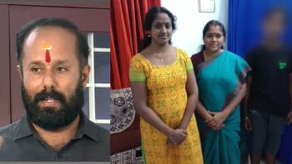 വീട്ടിൽ പോയിട്ടേയില്ല, പക്ഷേ ഫോട്ടോ ഉണ്ട്! 'ശോഭ സുരേന്ദ്രനും തന്റെ കുടുംബവുമൊത്ത് ഫോട്ടോ' പുറത്തുവിട്ട് സതീഷ്