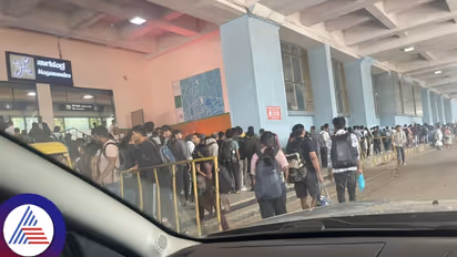 ಮೆಟ್ರೋ ರೈಲಿಗಾಗಿ 1 ಕಿಮೀ ಕ್ಯೂ ನಿಂತ ಪ್ರಯಾಣಿಕರು; ರಾಜಕಾರಣಿಗಳಿಗೆ ಕ್ಯಾಕರಿಸಿ ಉಗಿದ ಜನರು!