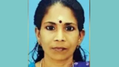 നെഞ്ചുവേദന, ആശുപത്രിയിലേക്ക് പോകും വഴി ബൈക്കില്‍ ബസ് ഇടിച്ച് റോഡിലേക്ക് വീണു, വയോധികയ്ക്ക് ദാരുണാന്ത്യം 