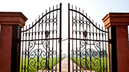 കളിച്ചുകൊണ്ടിരിക്കെ സ്കൂളിന്റെ ഇരുമ്പ് ഗേറ്റ് തകർന്നു ദേഹത്ത് വീണു, 6 വയസുകാരന് ദാരുണാന്ത്യം