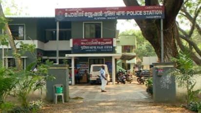 കടയിലുണ്ടായ തർക്കം വീട്ടിലെത്തി, ഭക്ഷണം കഴിച്ചുകൊണ്ടിരിക്കെ വെട്ടി; വാരനാട് വീട്ടമ്മയടക്കം 6 പേർക്ക് പരിക്ക്