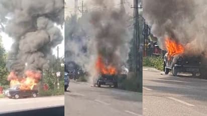 പെരുമ്പാവൂരിൽ നടുറോഡിൽ ഓടിക്കൊണ്ടിരുന്ന അംബാസിഡർ കാറിന് തീ പിടിച്ചു, ഭാഗികമായി കത്തിനശിച്ച് കാർ