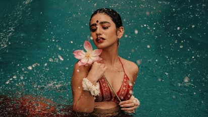 ಲೆಹಂಗಾ ತೊಟ್ಟು ಸ್ವಿಮ್ಮಿಂಗ್‌ ಪೂಲ್‌ನಲ್ಲಿ ಕೂತು ತಾವರೆ ಹೂವು ಹಿಡಿದ ಕಣ್ಸನ್ನೆ ಬೆಡಗಿ ಪ್ರಿಯಾ!