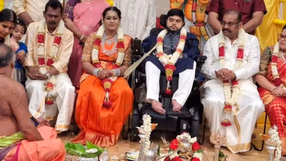 அடேங்கப்பா... நெப்போலியன் தன்னுடைய மகன் தனுஷ் திருமணத்திற்கு எத்தனை கோடி செலவு செய்துள்ளார் தெரியுமா?