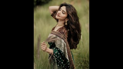 ನಿಮ್ಮ ಬೆಂಗಳೂರು ಹುಡುಗಿ ಎನ್ನುತ್ತಾ ಸೀರೆಯಲ್ಲಿ ಪೋಸ್ ಕೊಟ್ಟ ಶ್ರೀಲೀಲಾ… ಮತ್ತೆ ಚಂದನವನಕ್ಕೆ ಕಾಲಿಡ್ತಾರಾ ಬ್ಯೂಟಿ?