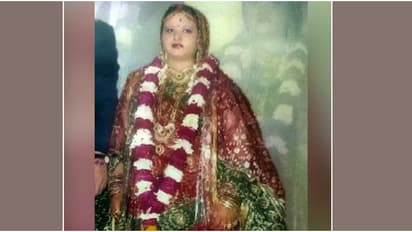 'പണം ചോദിച്ച് ഉപദ്രവിച്ചു, മകളെ 10ാം നിലയിൽ നിന്ന് തള്ളിയിട്ട് കൊന്നു'; മരുമകനെതിരെ റിട്ടയേർഡ് ജഡ്ജിയുടെ പരാതി