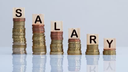 ജോലി തേടിയെത്തുന്നവരുടെ കുത്തൊഴുക്ക്; യുഎഇയിൽ ഈ മേഖലകളിൽ ശമ്പളം കുറയുന്നു, പ്രവാസികൾക്ക് തിരിച്ചടി 