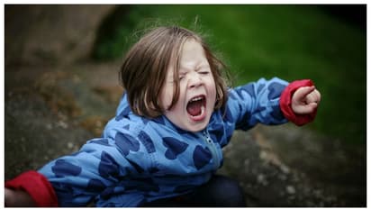 बच्ची के खिलौने में शॉकिंग चीज, नर्सरी स्कूल का सच सुन मां परेशान