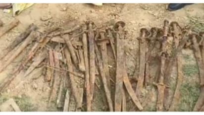 വയൽ ഉഴുതുമറിച്ചപ്പോൾ കണ്ടെത്തിയത് 18ാം നൂറ്റാണ്ടിലെ നിധി, ലഭിച്ചത് മുഗൾ കാലത്തെ തോക്കുകളും വാളുകളും!