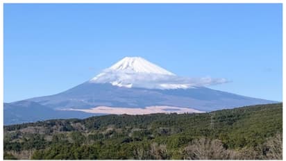 ഒരു മാസം വൈകി, എങ്കിലും ഫുജി അഗ്നിപര്വ്വതം വീണ്ടും മഞ്ഞണിഞ്ഞു; 130 വര്ഷത്തിനിടെ ആദ്യം