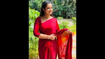 ಚಾರು ಜೊತೆ ಕೆಂಪು ಸೀರೆಯಲ್ಲಿ‌ ಮಿಂಚ್ತಿರೋ ಚೆಲುವೆ ರೂಪದಲ್ಲಿರೋ ಈ ಚೆಲುವ ಯಾರು? 