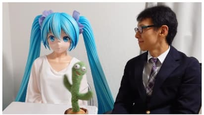 'പൊളി ജീവിതം'; വെർച്വൽ ഭാര്യയുമായി ആറാം വിവാഹ വാർഷികം ആഘോഷിച്ച് ജപ്പാൻകാരൻ