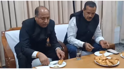 സമൂസ കഴിച്ചതിലെ സിഐഡി അന്വേഷണം, സമൂസ വിരുന്നൊരുക്കി പ്രതിപക്ഷ നേതാവിന്‍റെ പരിഹാസം; ഹിമാചലിൽ വിവാദം കത്തുന്നു