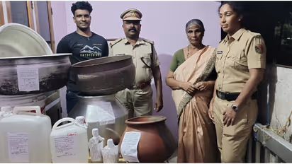 വീട്ടിലെ പരിശോധനയിൽ കണ്ടെടുത്തത് ചാരായം, ഒപ്പം വാറ്റ് ഉപകരണങ്ങളും; ഭാര്യ പിടിയിൽ, ഭർത്താവ് ഒളിവിൽ