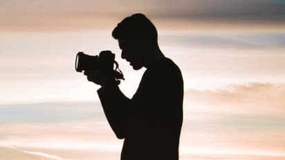 അനുവാദമില്ലാതെ കാമുകിയുടെ ഫോട്ടോയെടുത്തു, ഫോട്ടോഗ്രാഫറെ പരിഹസിച്ച് യുവ നടൻ