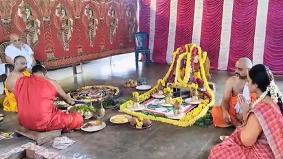 ಮಂಡ್ಯ: ಪತಿ ಗೆಲುವಿಗೆ ದೇವರ ಮೊರೆ ಹೋದ ಯೋಗೇಶ್ವರ್ ಪತ್ನಿ, ಆಂಜನೇಯಸ್ವಾಮಿ ದೇಗುಲದಲ್ಲಿ ವಿಶೇಷ ಹೋಮ!