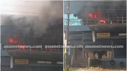 ആലുവയിൽ ഇലക്ട്രോണിക് ഷോപ്പിൽ വൻ തീപ്പിടുത്തം, തീയണക്കാൻ ശ്രമം, കൂടുതൽ അഗ്നിശമന യൂണിറ്റുകളെത്തിക്കും