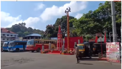 സ്റ്റാൻഡ് കൈയേറി നിർമിച്ച രക്തസാക്ഷി മണ്ഡപത്തിൽ ബസ് തട്ടിയെന്നാരോപിച്ച് കണ്ടക്ടർക്ക് മർദനം; ട്രിപ്പ് മുടങ്ങി