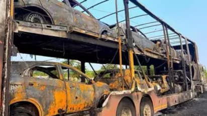 ഡ്രൈവറുടെ അശ്രദ്ധ, ടാറ്റ നെക്സോൺ ഇ.വിയുമായി വരികയായിരുന്ന കണ്ടെയ്നറിന് തീപിടിച്ചു; എട്ട് കാറുകൾ കത്തിനശിച്ചു